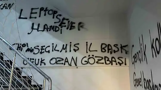 CHP Kayseri İl Başkanlığı binasının duvarlarına boyayla yazılar yazıldı