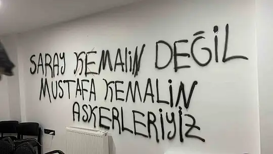CHP Kayseri İl Başkanlığı binasının duvarlarına boyayla yazılar yazıldı
