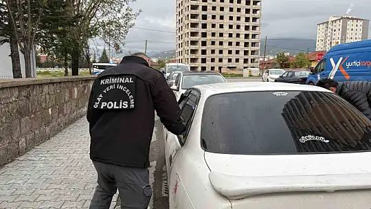 Cinayet şüphelilerinin kaçtıkları otomobil ikametlerinin yakınında bulundu