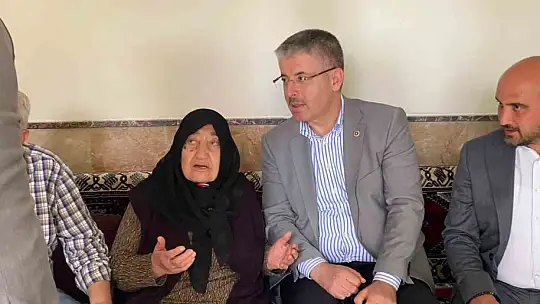 Çopuroğlu'ndan, en yaşlı AK Parti üyesine Anneler Günü sürprizi
