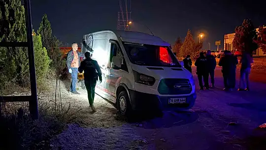 Çukura düşen aracını çıkarmaya çalışan şahsın başına saçma isabet etti