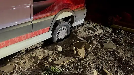 Çukura düşen aracını çıkarmaya çalışan şahsın başına saçma isabet etti
