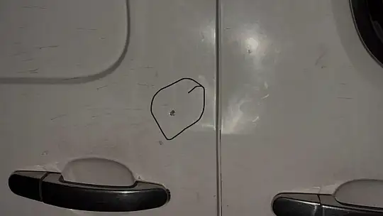 Çukura düşen aracını çıkarmaya çalışan şahsın başına saçma isabet etti