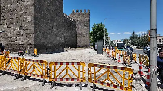 Cumhuriyet meydanında yenileme çalışması aralıksız sürüyor