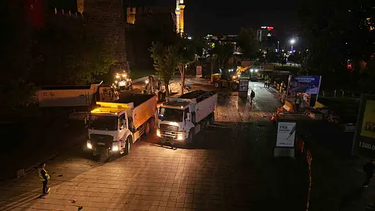 Cumhuriyet meydanında yenileme çalışması aralıksız sürüyor
