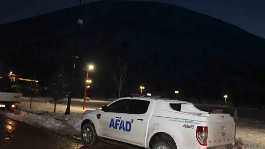 Dağda mahsur kalan 4 genç donmak üzereyken kurtarıldı