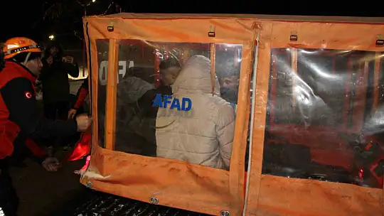 Dağda mahsur kalan 4 genç donmak üzereyken kurtarıldı