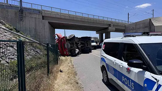 Damperi açılan kamyon köprüye çarptı: 1 ölü