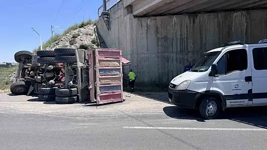 Damperi açılan kamyon köprüye çarptı: 1 ölü