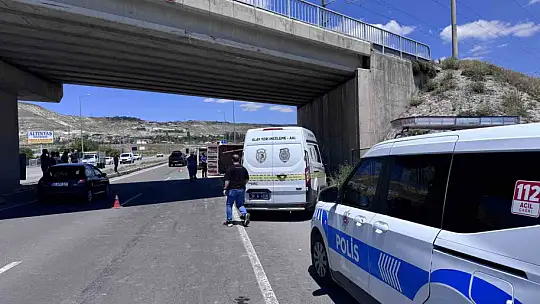 Damperi açılan kamyon köprüye çarptı: 1 ölü