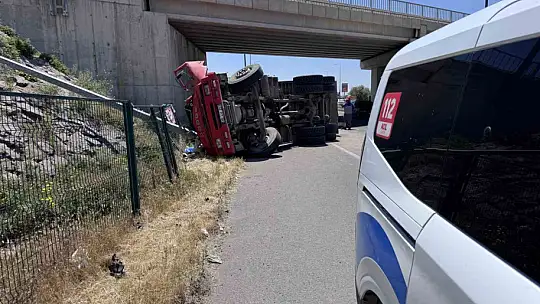 Damperi açılan kamyon köprüye çarptı: 1 ölü