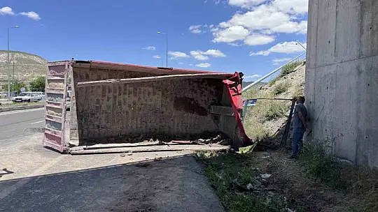 Damperi açılan kamyon köprüye çarptı: 1 ölü