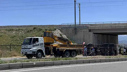 Damperi açılan kamyon köprüye çarptı: 1 ölü