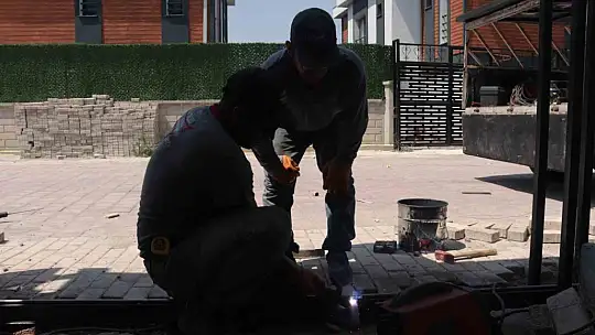 Demircilerin sıcak havada zorlu mesaisi