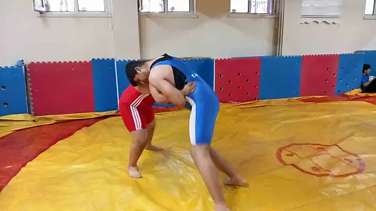 Develi'de liselerarası güreş müsabakaları yapıldı