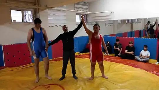 Develi'de liselerarası güreş müsabakaları yapıldı