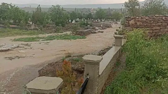 Develi'de yağış sele dönüştü