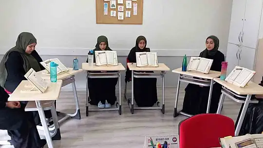 Develi Mümin Dulun Hafızlık Kız Kur'an Kursu mezuniyet coşkusu