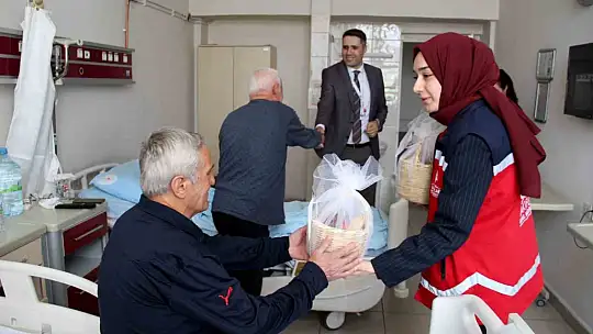 Devlet Hastanesi'nde hastaların yüzünü güldüren ziyaret