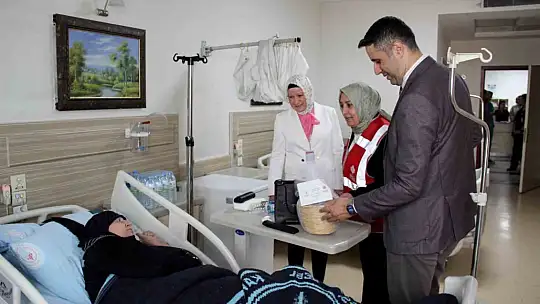 Devlet Hastanesi'nde hastaların yüzünü güldüren ziyaret