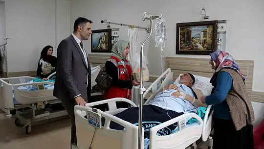 Devlet Hastanesi'nde hastaların yüzünü güldüren ziyaret