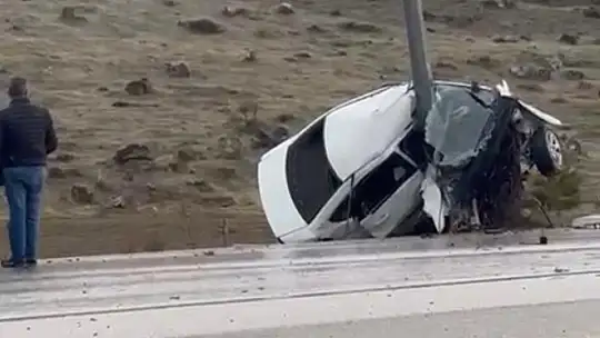 Direğe çarpan otomobil ikiye katlandı: 1 yaralı