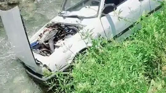 Direksiyon hakimiyeti kaybolan otomobil şarampole uçtu