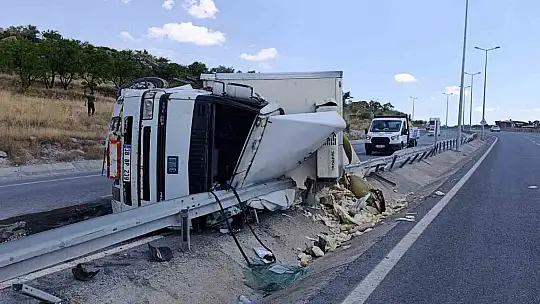Direksiyon hakimiyeti kaybolan tır devrildi: 1 yaralı