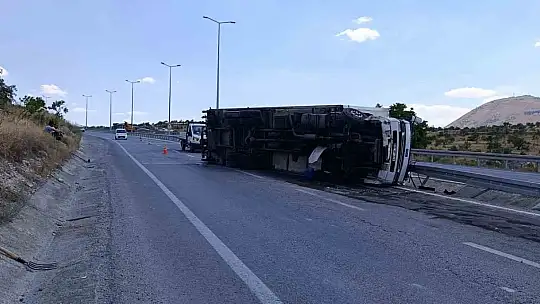 Direksiyon hakimiyeti kaybolan tır devrildi: 1 yaralı