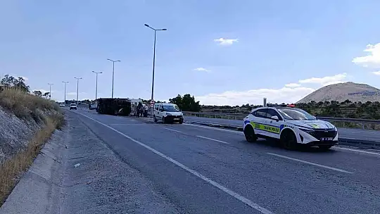 Direksiyon hakimiyeti kaybolan tır devrildi: 1 yaralı