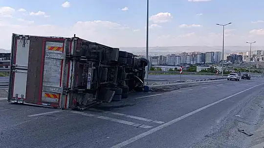 Direksiyon hakimiyeti kaybolan tır devrildi: 1 yaralı