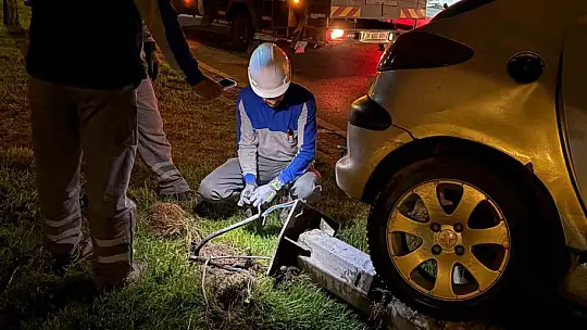 Direksiyon hakimiyetini kaybeden alkollü sürücü aydınlatma direğini devirdi