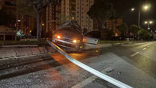 Direksiyon hakimiyetini kaybeden alkollü sürücü aydınlatma direğini devirdi
