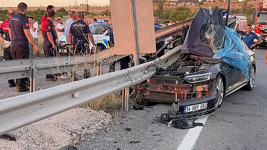 Düğün konvoyundaki otomobil bariyerlere çarptı: 1 ölü, 3 yaralı