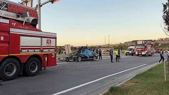 Düğün konvoyundaki otomobil bariyerlere çarptı: 1 ölü, 3 yaralı