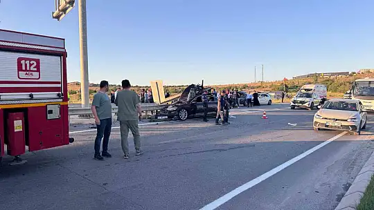 Düğün konvoyundaki otomobil bariyerlere çarptı: 1 ölü, 3 yaralı