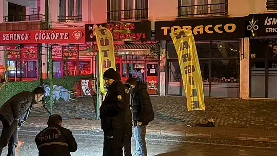 Dükkan kurşunlamak için sahiplerinin çıkmasını bekledi