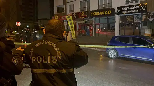 Dükkan kurşunlamak için sahiplerinin çıkmasını bekledi