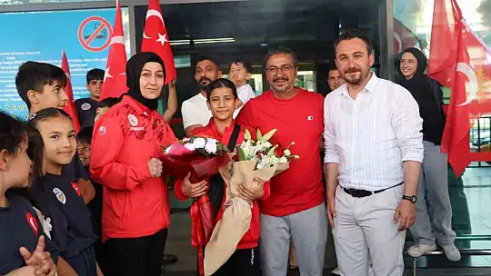 Dünya Şampiyonu Ayşegül Açık'a coşkulu karşılama