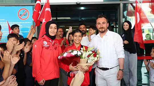 Dünya Şampiyonu Ayşegül Açık'a coşkulu karşılama
