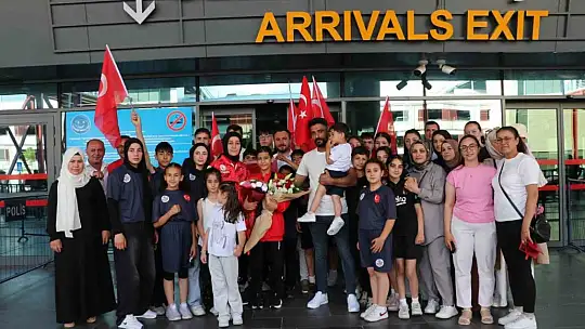 Dünya Şampiyonu Ayşegül Açık'a coşkulu karşılama