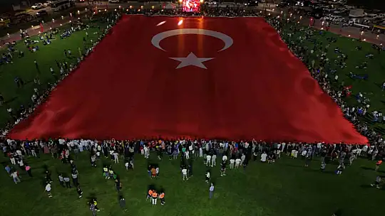 Dünyanın en büyük Türk bayrağı Kayseri'de yeniden açıldı