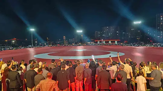 Dünyanın en büyük Türk bayrağı Kayseri'de yeniden açıldı