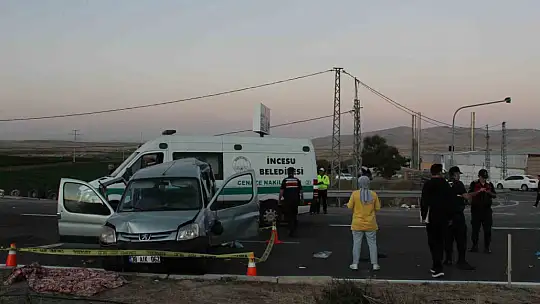 Durakta bekleyen öğretmenleri alan araca kamyon çarptı: 1 ölü, 5 yaralı