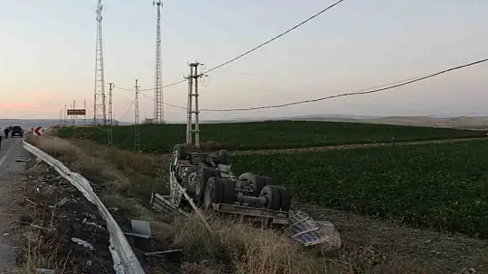 Durakta bekleyen öğretmenleri alan araca kamyon çarptı: 1 ölü, 5 yaralı