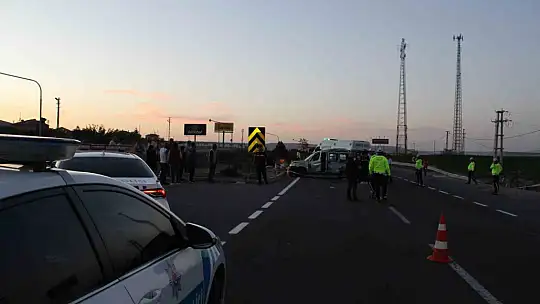 Durakta bekleyen öğretmenleri alan araca kamyon çarptı: 1 ölü, 5 yaralı