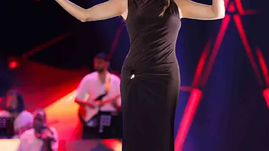 Ebru Yaşar Kayseri'de kulakların pasını sildi