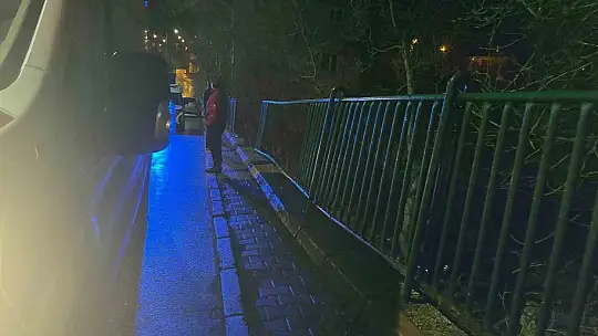 Ehliyetsiz sürücü 5 metrelik bahçe duvarından uçtu: 1 yaralı