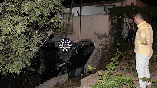 Ehliyetsiz sürücü evin bahçesine uçtu: 3 yaralı