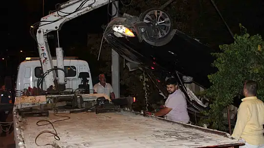 Ehliyetsiz sürücü evin bahçesine uçtu: 3 yaralı